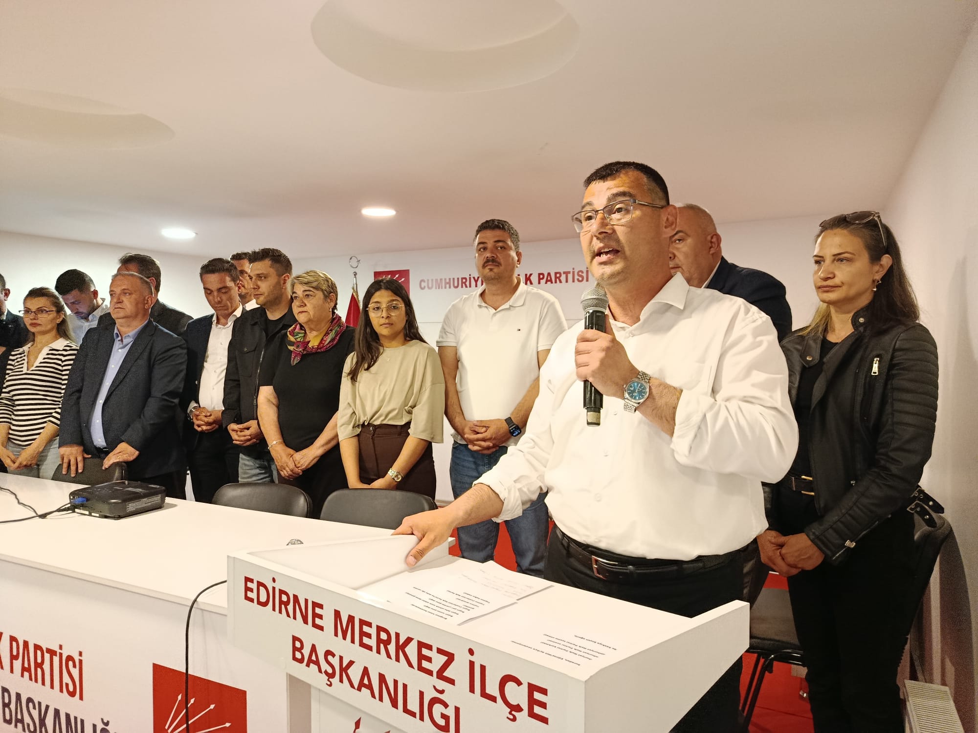 CHP'de Genel Başkanlık görevinden uzaklaştırılan Özgür Özel'in, genel merkezden ayrılışının ardından Edirne'de CHP'liler parti binasında bir araya geldi.